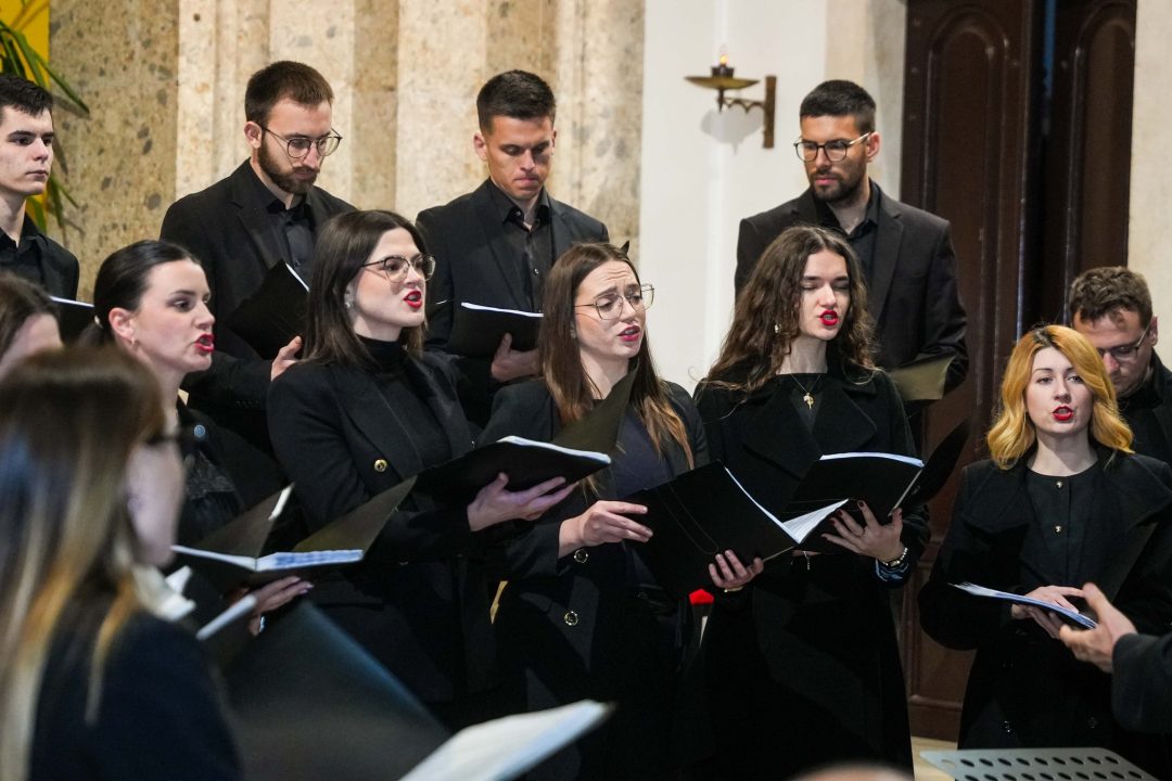 Pučki pivači KBF-a korizmenim napjevima u drniškoj Gospi od Ružarija očarali prisutne