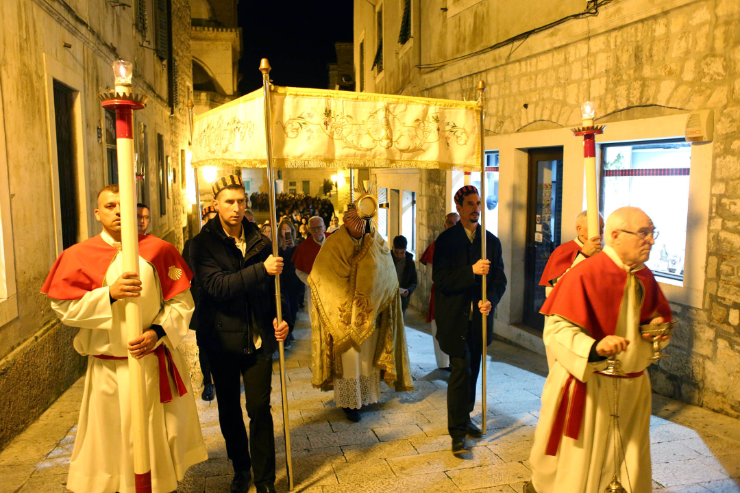 Misom u katedrali i procesijom do crkve Svetog Duha započelo trajno euharistijsko klanjanje