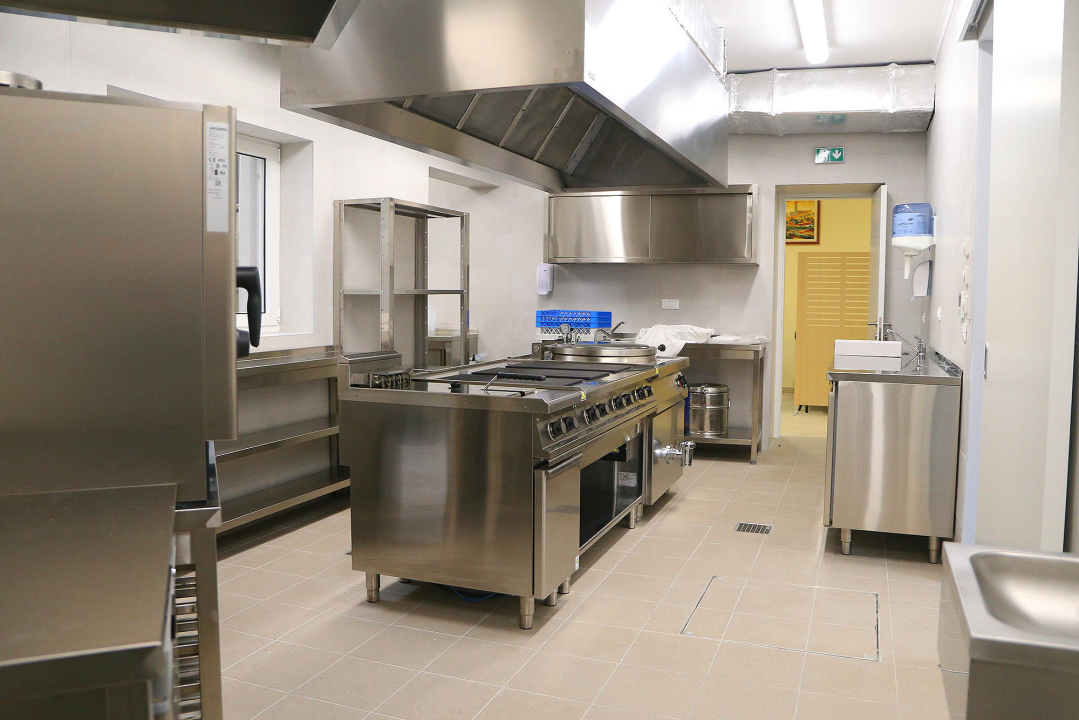 FOTO: Otvorena i blagoslovljena obnovljena Caritasova pučka kuhinja u Šibeniku