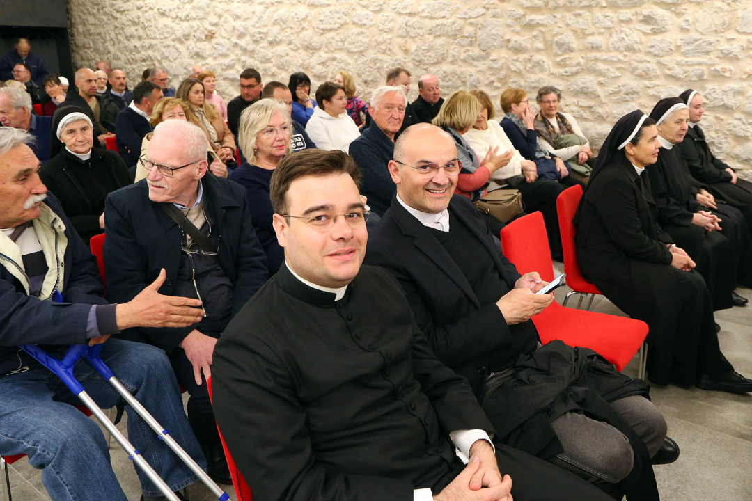 Šibenska publika ispunila dvoranu na premijeri filma o biskupu Srećku Badurini