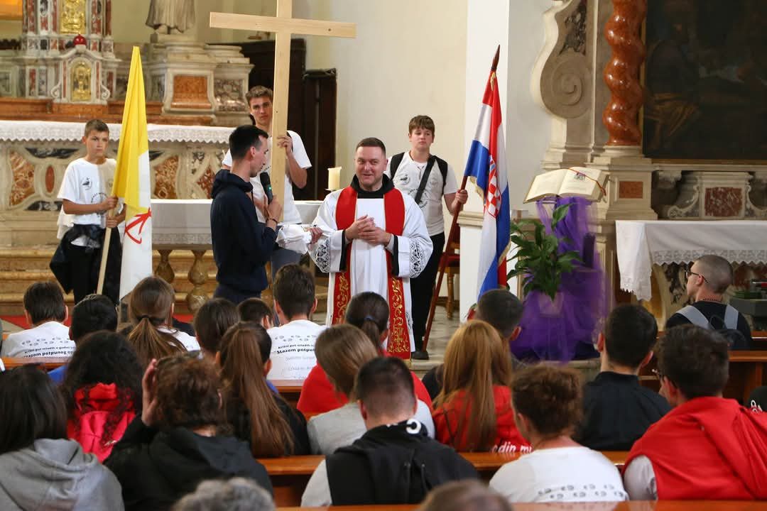 Mladi Šibenske biskupije hodočastili Križnim putem uoči Uskrsa