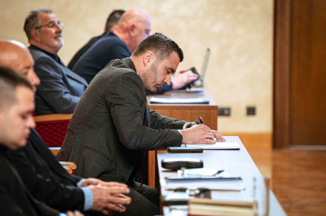 FOTO Misterij, drhtanje glasa, psihijatri: ‘Ugovor o energani na Bikarcu može se dobiti i kod malog Željka’