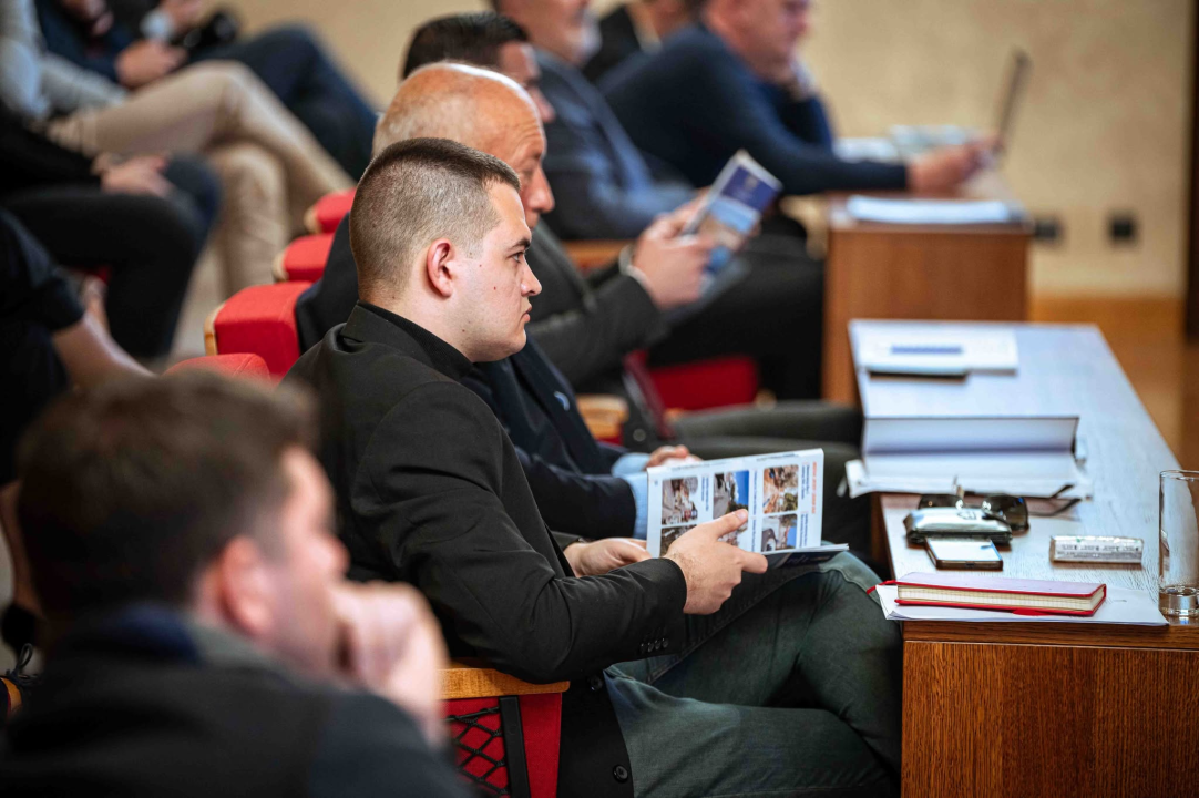 FOTO Misterij, drhtanje glasa, psihijatri: ‘Ugovor o energani na Bikarcu može se dobiti i kod malog Željka’