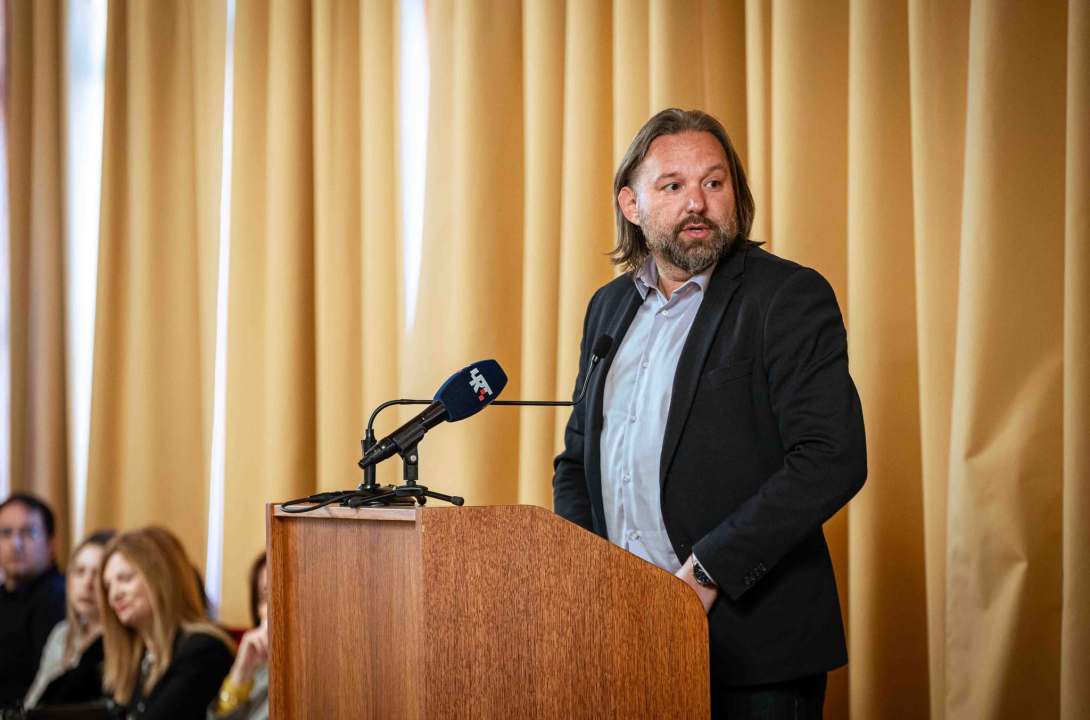 FOTO Misterij, drhtanje glasa, psihijatri: ‘Ugovor o energani na Bikarcu može se dobiti i kod malog Željka’