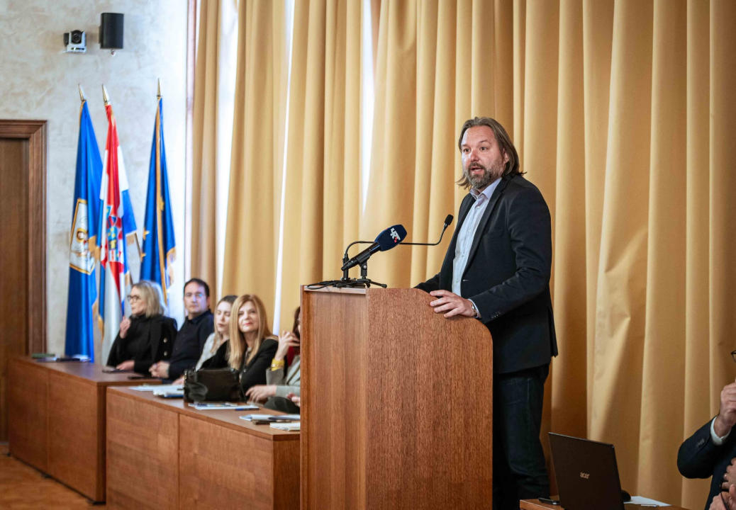 FOTO Misterij, drhtanje glasa, psihijatri: ‘Ugovor o energani na Bikarcu može se dobiti i kod malog Željka’