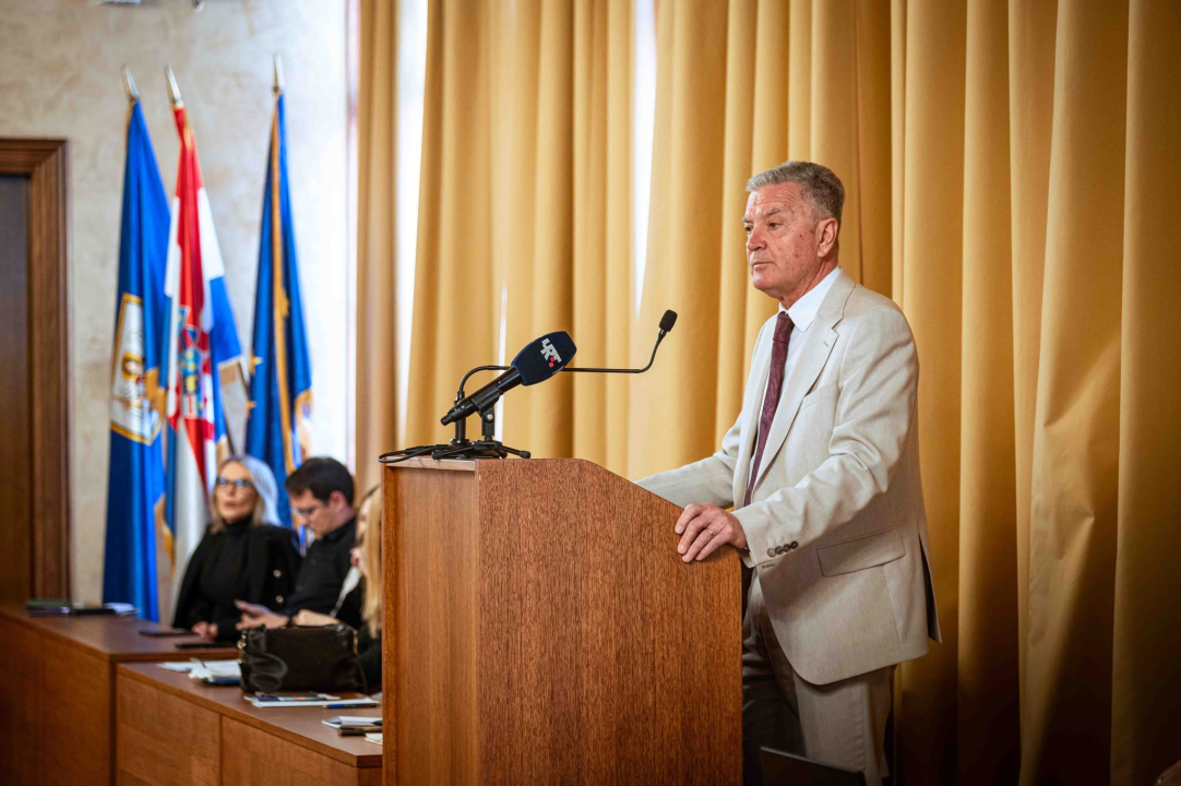 FOTO Misterij, drhtanje glasa, psihijatri: ‘Ugovor o energani na Bikarcu može se dobiti i kod malog Željka’
