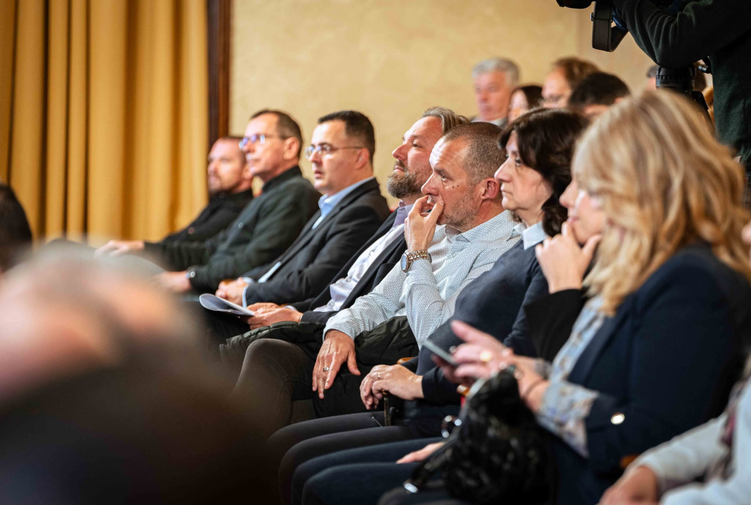 FOTO Misterij, drhtanje glasa, psihijatri: ‘Ugovor o energani na Bikarcu može se dobiti i kod malog Željka’