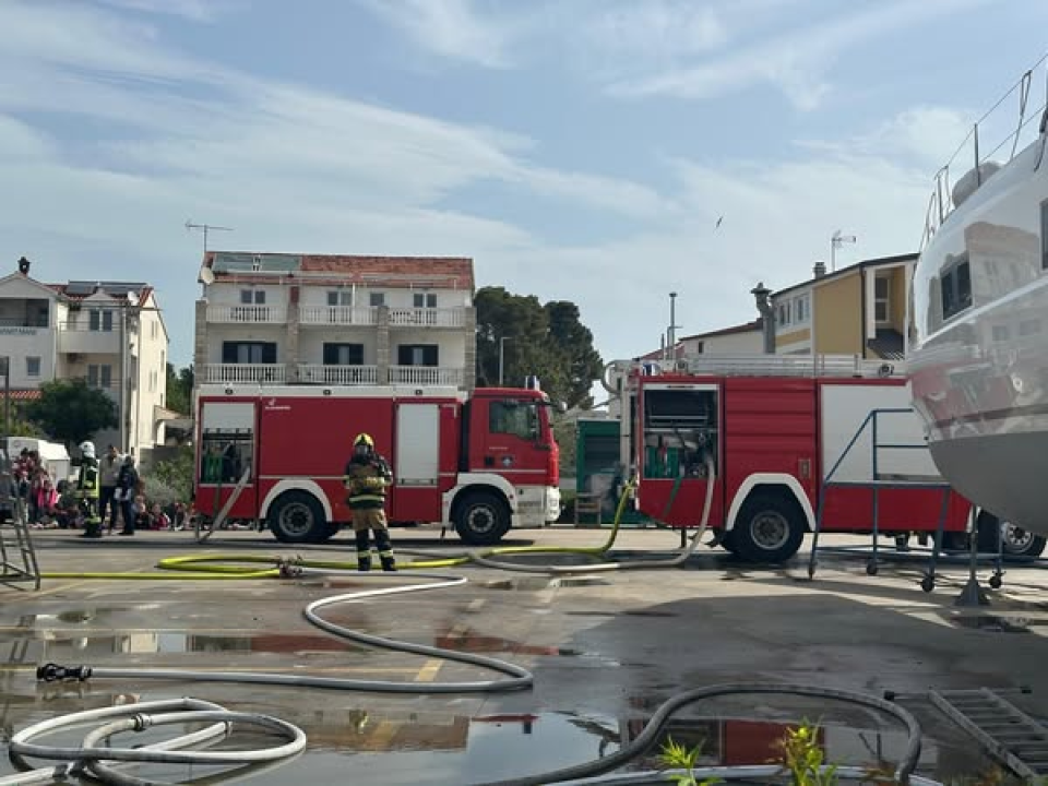 Vatrogasci u Marini Tribunj zajedničkim snagama profesionalno ugasili požar