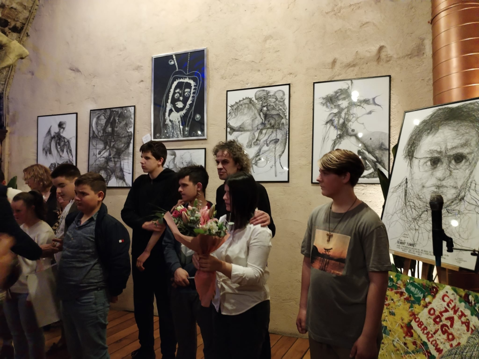 Zvonimir Vila i njegovi 'Vilenjaci' napunili Azimut: Otvorena izložba radova djece iz Centra 'Šubićevac'