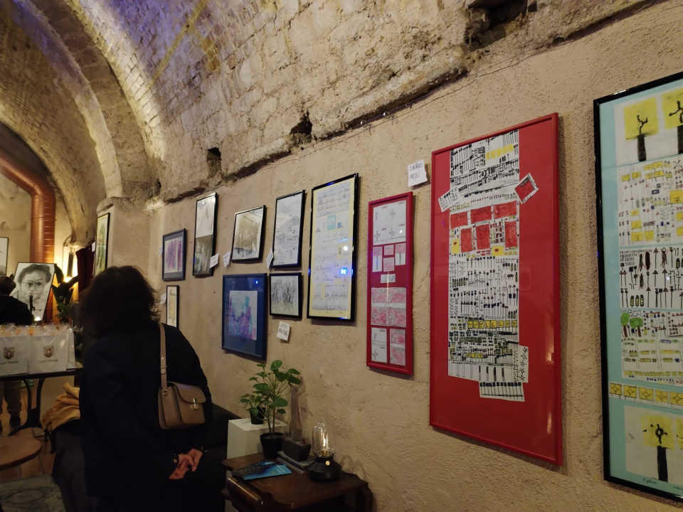 Zvonimir Vila i njegovi 'Vilenjaci' napunili Azimut: Otvorena izložba radova djece iz Centra 'Šubićevac'