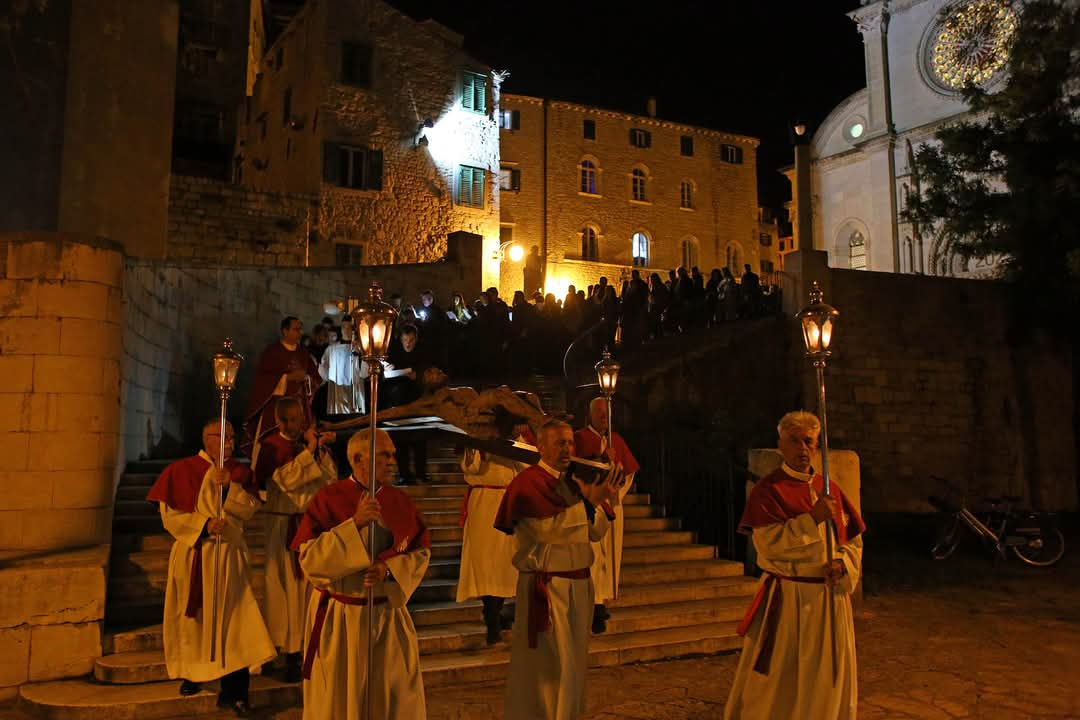 Obredi Velikog petka u Šibeniku: Održana tradicionalna procesija i molitva u katedrali