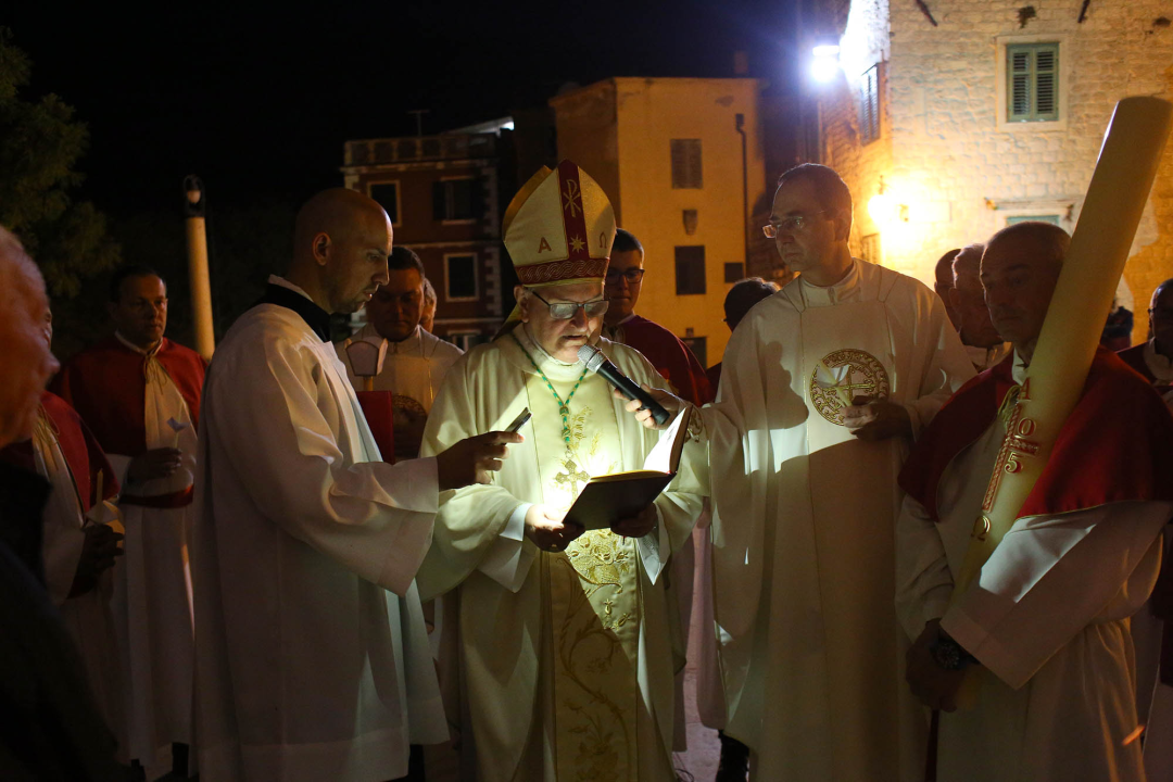 Biskup Rogić predvodio vazmeno bdijenje u katedrali