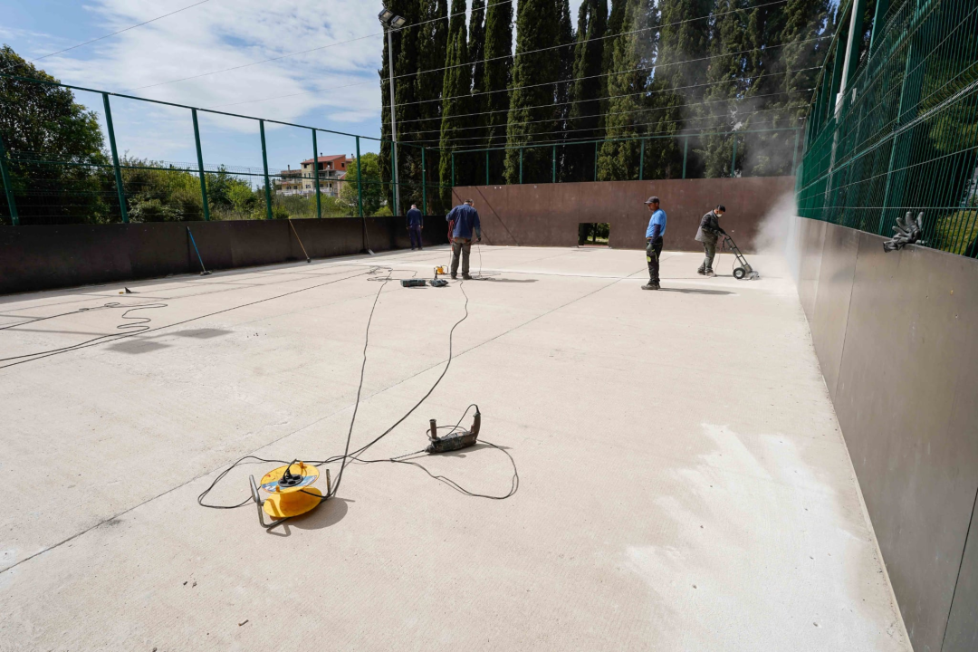 Postavljanje nove ograde, podloge, mreže za golove.. Započeli radovi na igralištu u Rasadniku