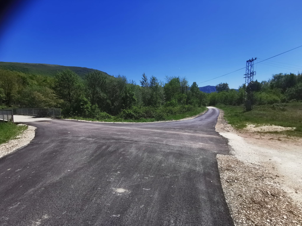 Gradu Kninu odobrena sredstava za asfaltiranje cesta u Golubiću i Strmici