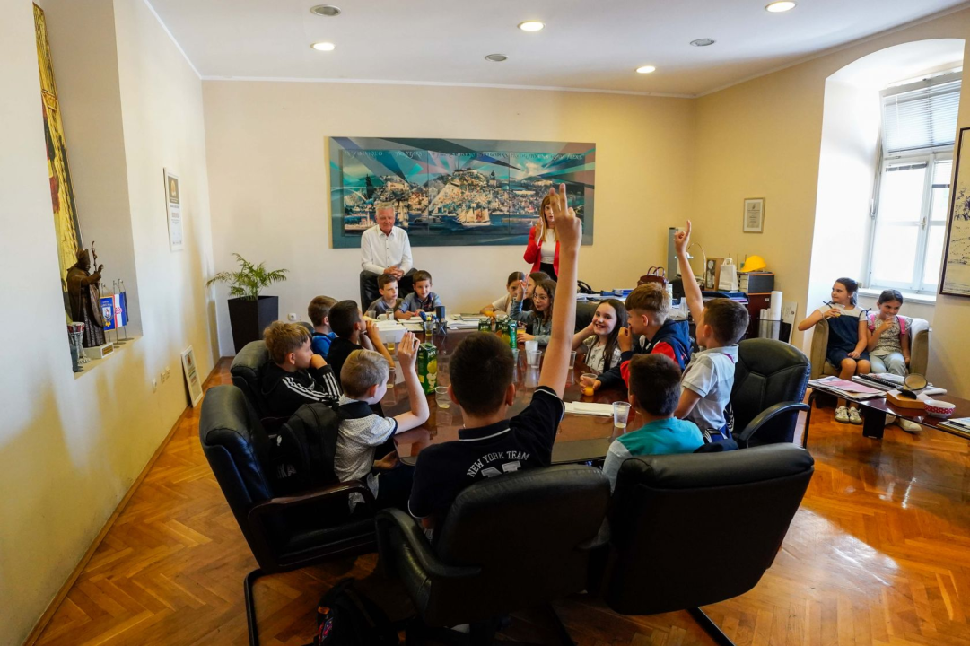 Školarci iz Brodarice i Grebaštice posjetili šibensku gradsku upravu 