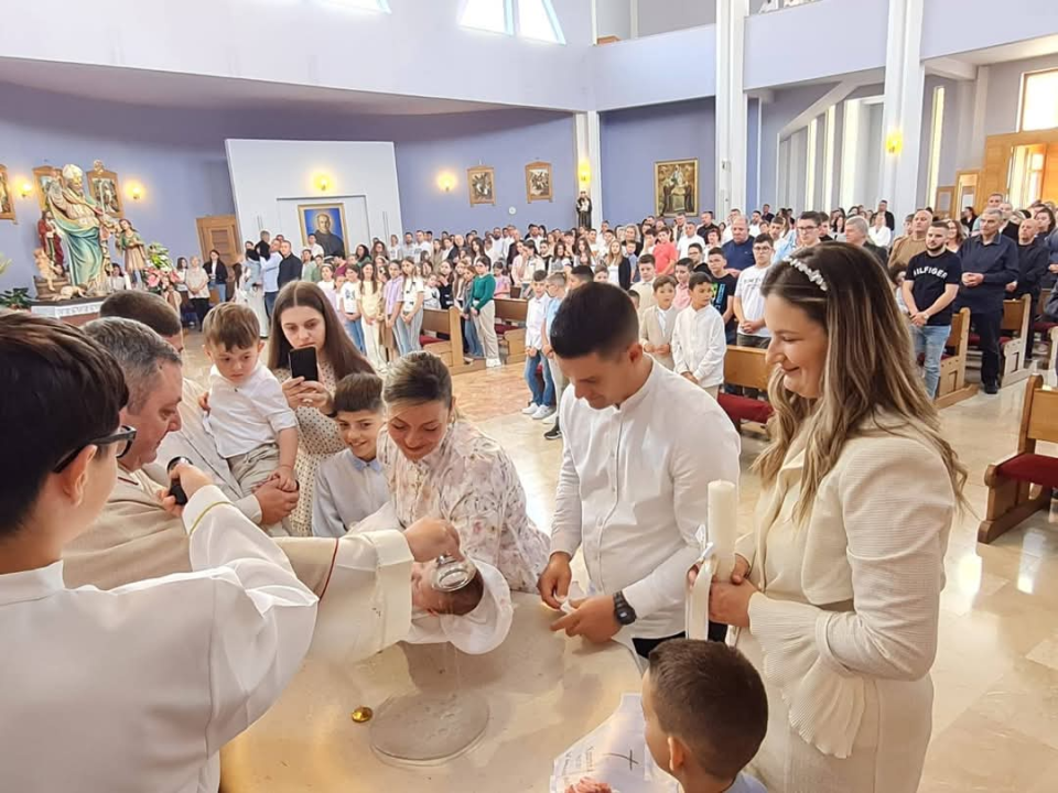 U Kistanjama krštena Katarina, deveto dijete obitelji Antić: 'Budite hrabri svjedoci Božje ljubavi'