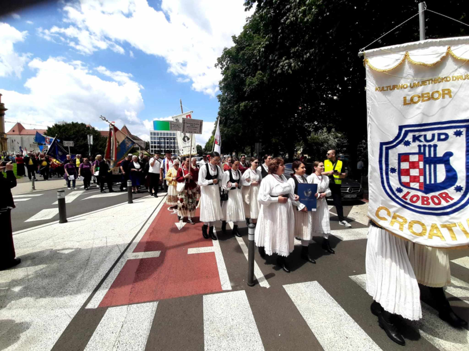 Članovi Družbe 'Braća Hrvatskoga Zmaja' i Bratovštine hrvatskih vinskih vitezova iz Šibenika  sudjelovali su na zborskoj povorci 