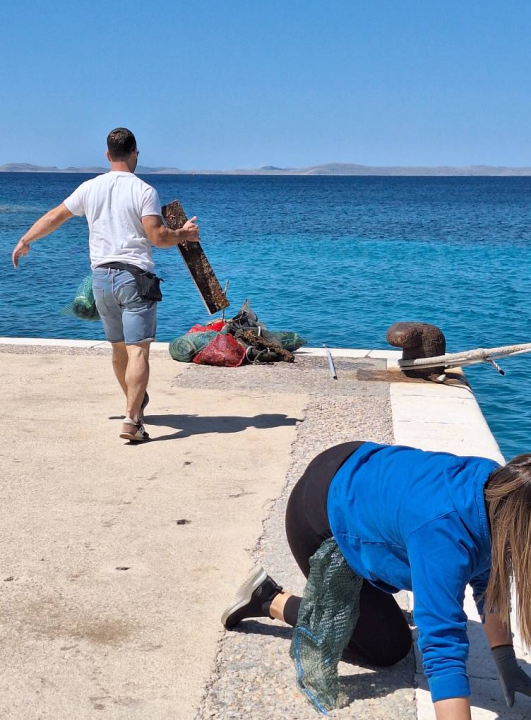 Ekološka akcija na murterskim Podvrškama: Ronioci i volonteri izvukli hrpu otpada iz mora
