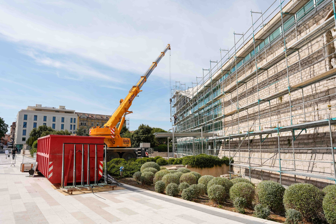 Gradska knjižnica ostaje bez stakala: Pogledajte kako napreduju radovi na glavnom gradskom trgu