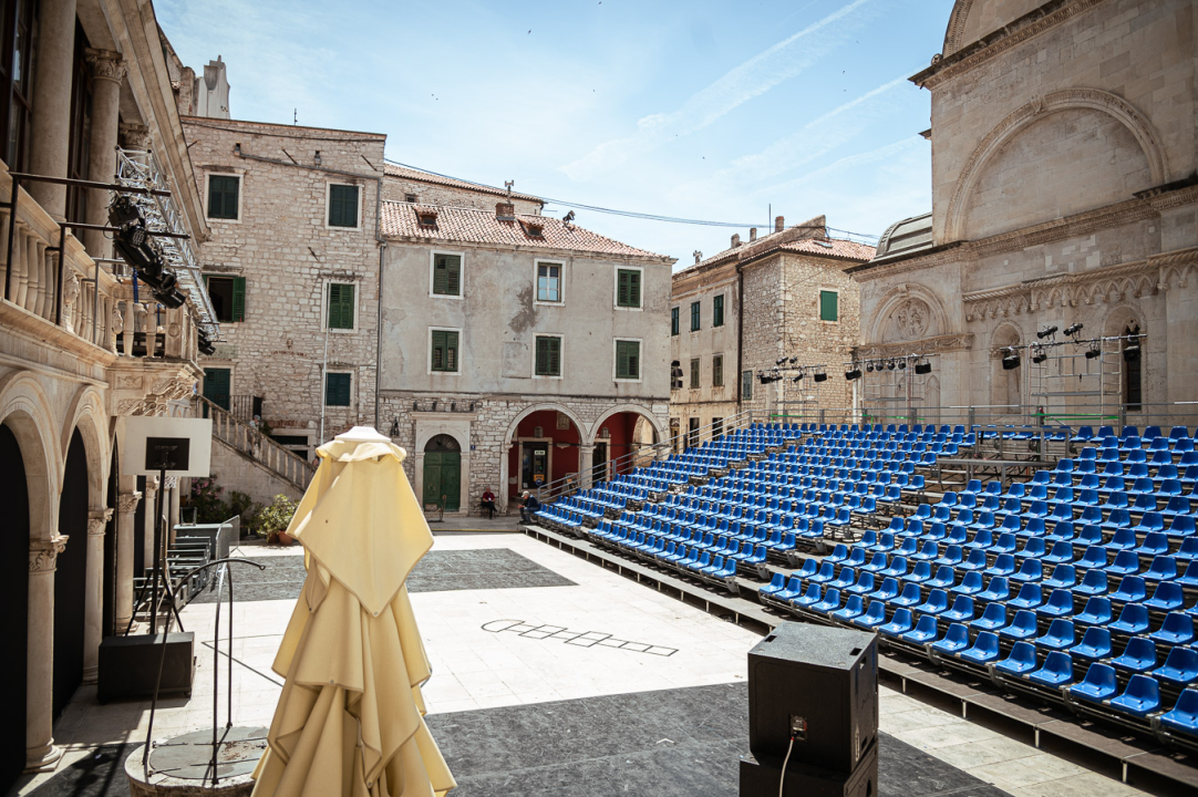 Trg ispred katedrale već u MDF duhu: Provjerili smo zašto je tribina stigla ranije nego inače