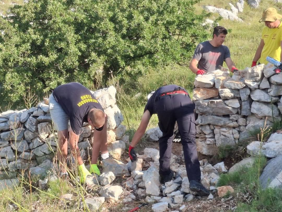 Vodički i tišnjanski vatrogasci u akciji obnove spomen parka u sjećanje na poginule heroje Kornatske tragedije