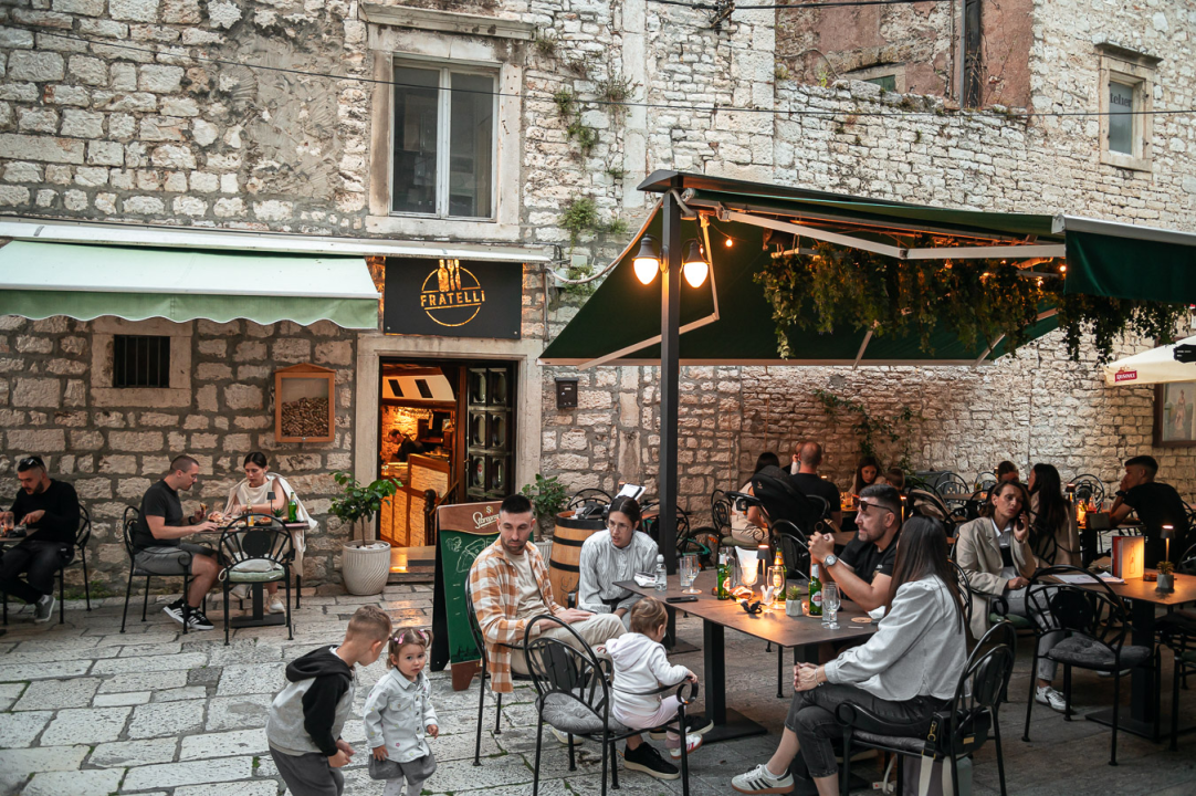 FOTO Doživite okus Italije na ugodnoj vanjskoj terasi Pizzerije Fratelli!