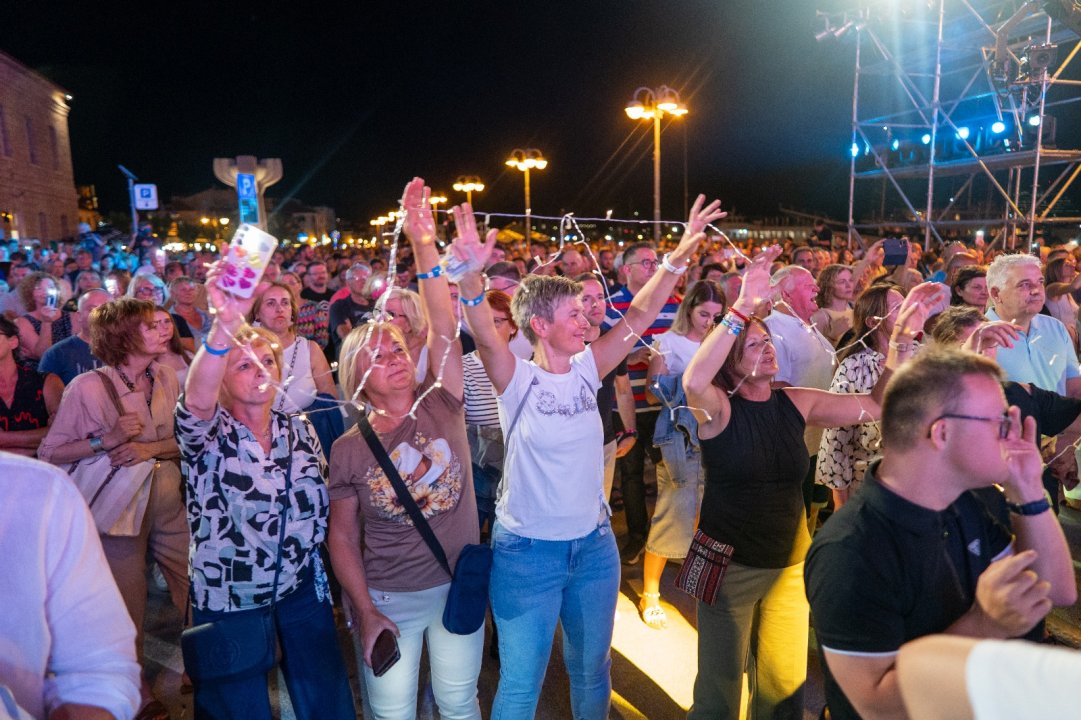 Prva večer CMC festivala u Vodicama oduševila publiku: The Frajle zagrijale atmosferu, Mladen Grdović izazvao delirij na rivi