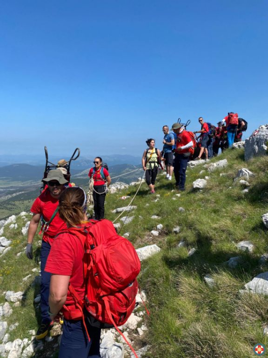 Nesvakidašnji uspon na Dinaru: Uz pomoć HGSS-ovaca i planinara u kolicima osvojio najviši vrh Hrvatske