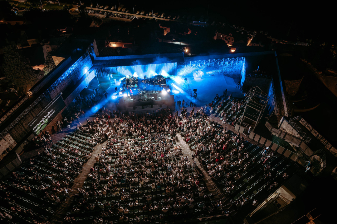 Počelo koncertno ljeto na Tvrđavi sv. Mihovila: Belan proslavio 40 godina karijere i 11 godina pozornice