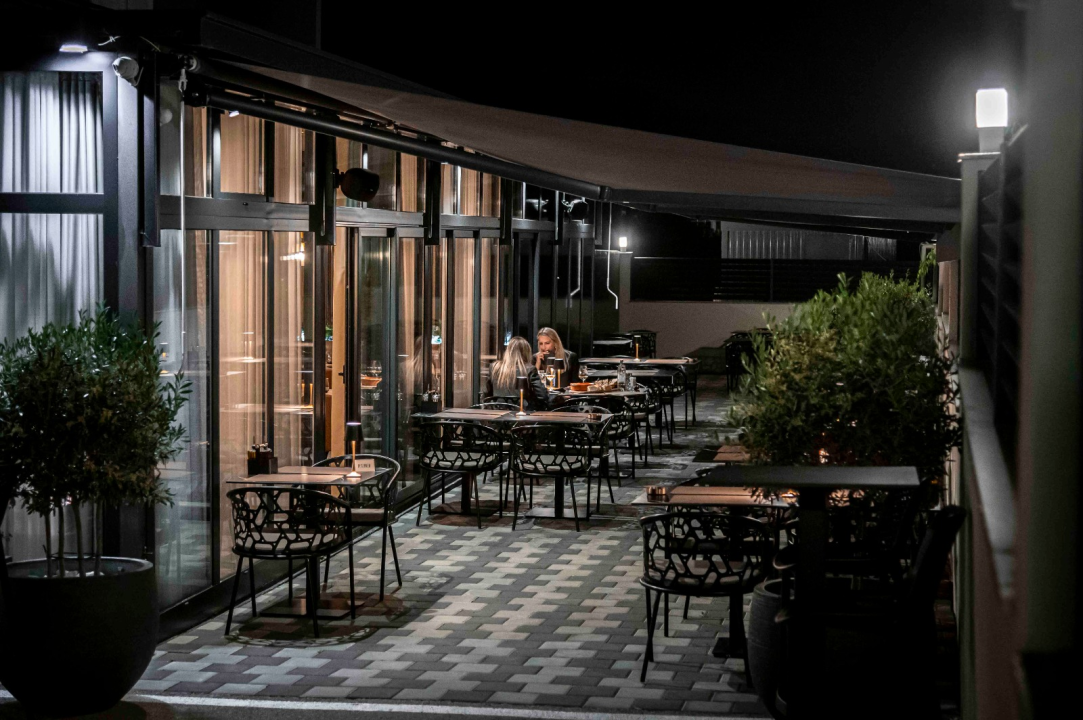 FOTO Uživajte u vrućim ljetnim danima uz mirise s grilla i živu svirku na terasi Leonardo BBQ & More!