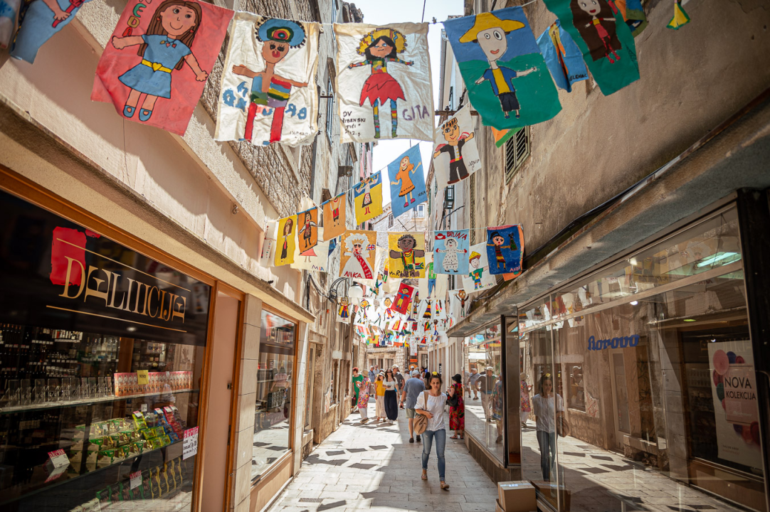 Sve je spremno za 65. MDF: Šarene zastavice stigle na šibenske ulice i najavljuju najveselije doba godine