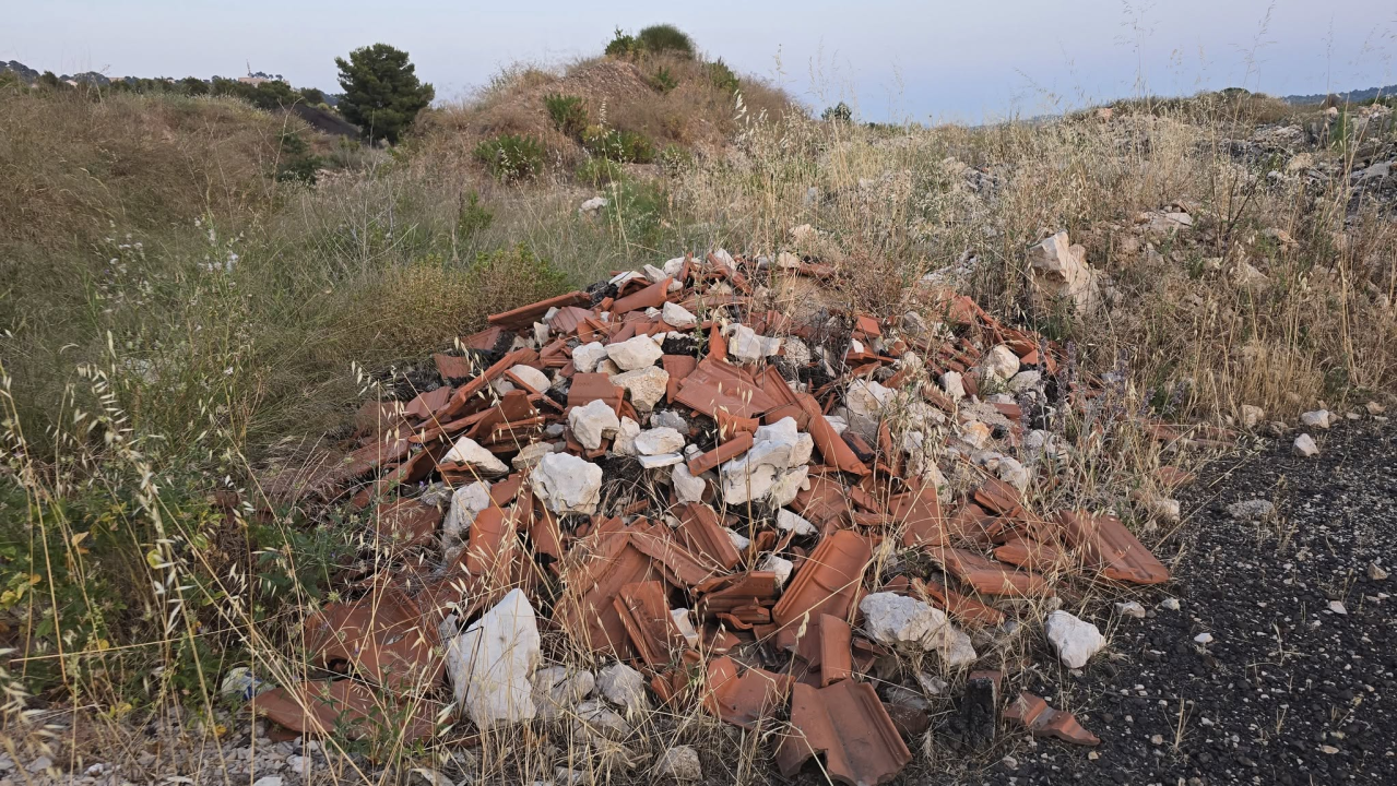 FOTO Dok čekamo hotele, stanove i dvoranu, na Batiželama niknulo divlje odlagalište otpada