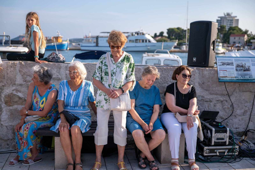 Predstavljen brončani 'Šime': Simbol vodičkih težaka s najljepšim pogledom na more
