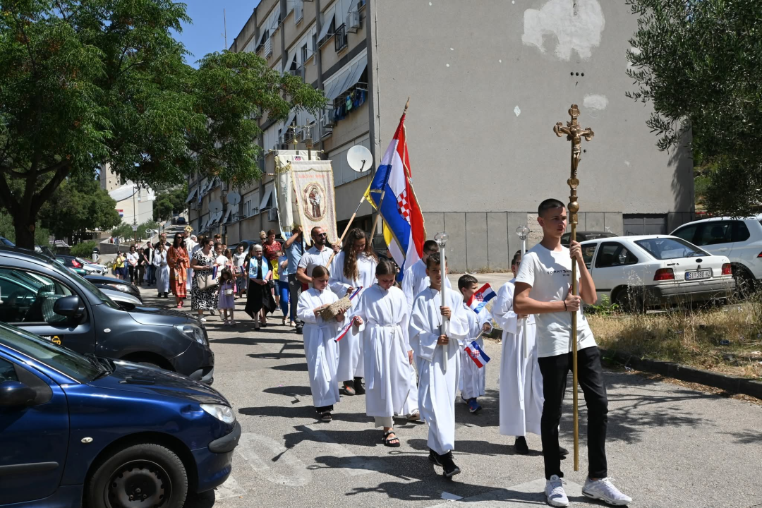 U župi sv. Ante Padovanskog proslavljeno Tijelovo, uslijedila je procesija Šubićevcem 