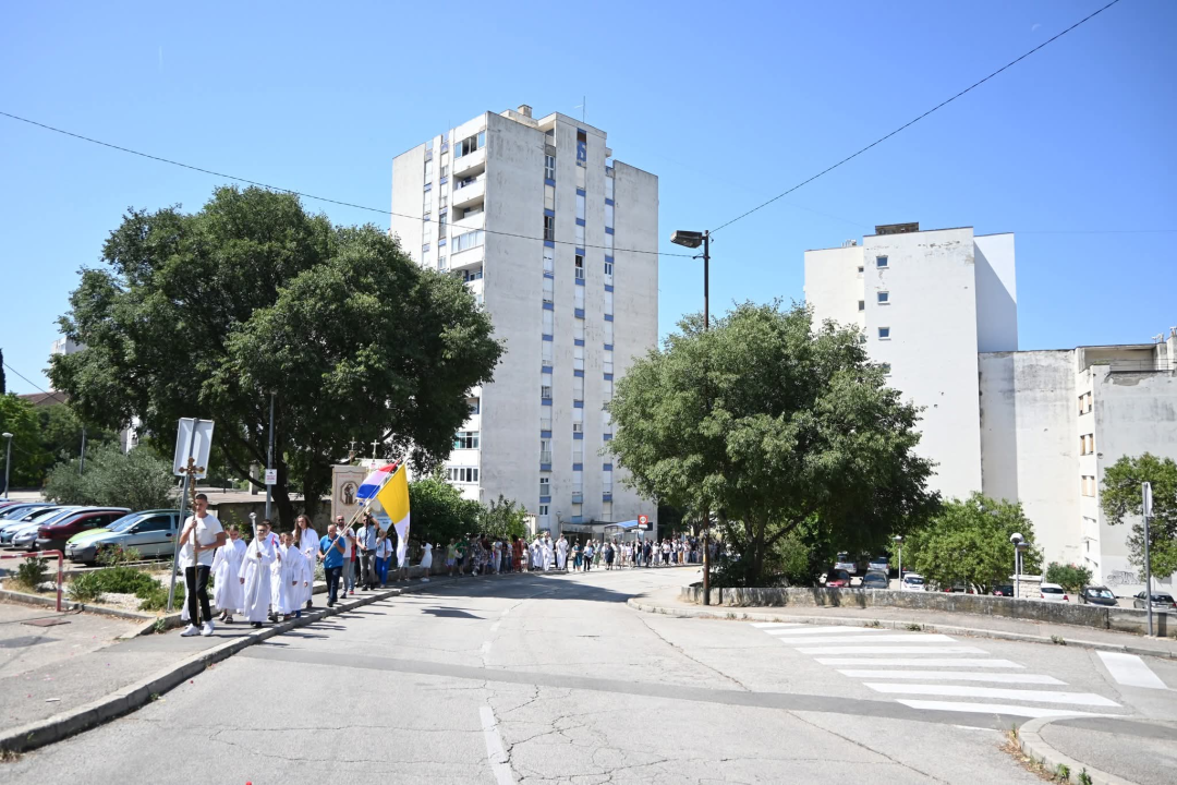 U župi sv. Ante Padovanskog proslavljeno Tijelovo, uslijedila je procesija Šubićevcem 
