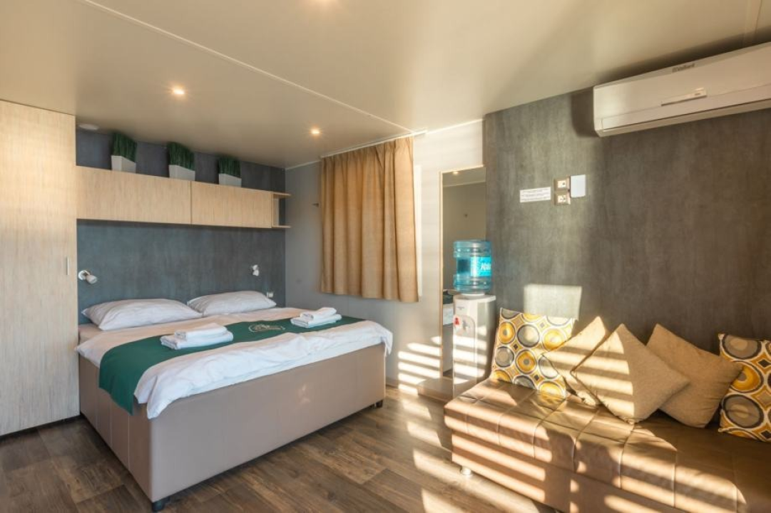 Prodaju se luksuznu mobilne kućice iz kampa u Tisnom kraj plaže