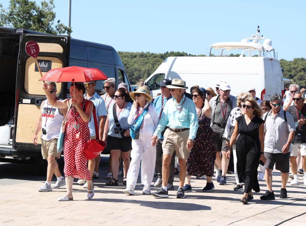 Šibenska jezgra vrvi turistima: Organizirane grupe preplavile grad, vodiči imaju 'pune ruke' posla
