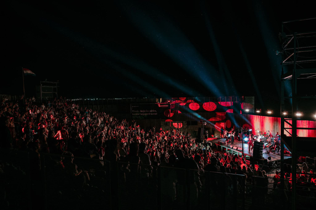 Večer za pamćenje: Matija Cvek & The Funkensteins rasplesali publiku na Tvrđavi sv. Mihovila