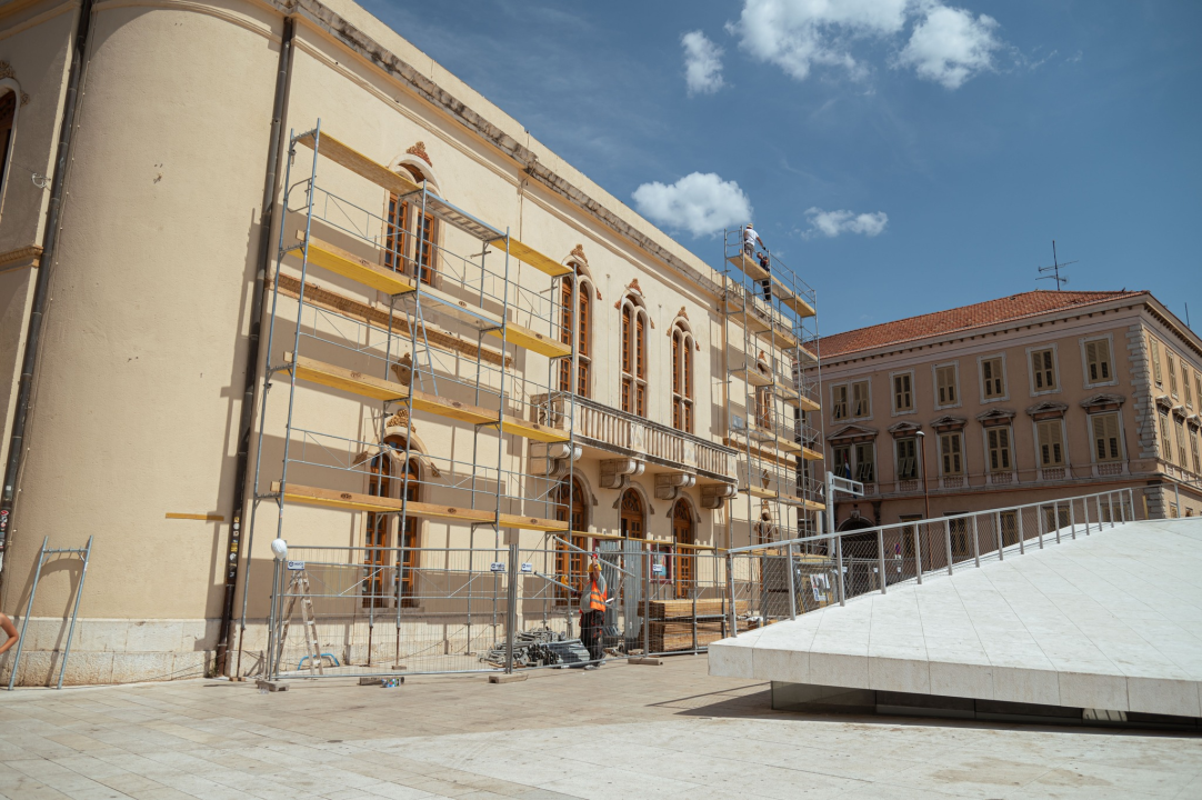 Razglednica iz Šibenika: Između skela, baštine i turista