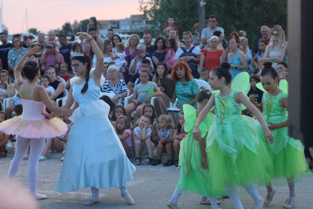 Mlade tribunjske balerine pretvorile Pirovac u vilinsku pozornicu
