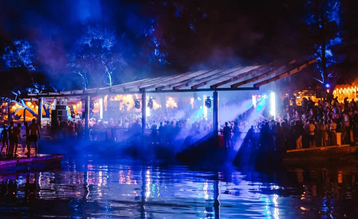 Tisno se sprema za jubilarno izdanje Love Internationala: Glazbena proslava desetljeća festivala i 20 godina Gardena