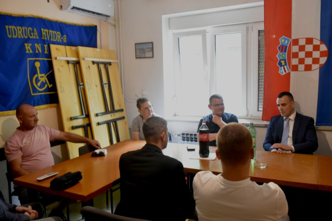 FOTO Župan Rakić u Kninu se sastao s umirovljenicima, sportašima, poduzetnicima, prosvjetarima i zdravstvenim djelatnicima