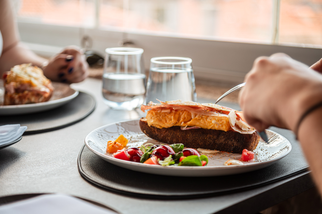 Savršeno jutro u srcu Šibenika: Brunch na terasi s najljepšim pogledom na Kanal sv. Ante