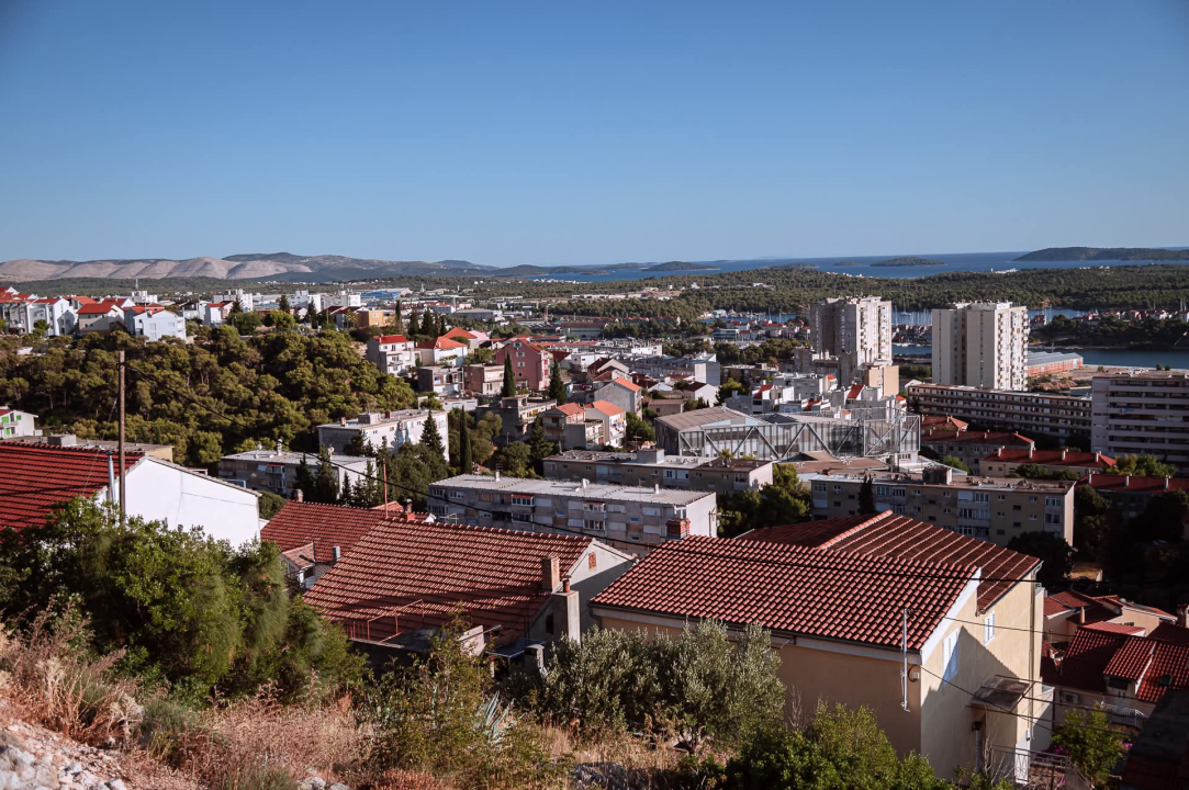 Na brdu iznad Šibenika: Mažurice s pogledom na grad, mirom i zajedništvom