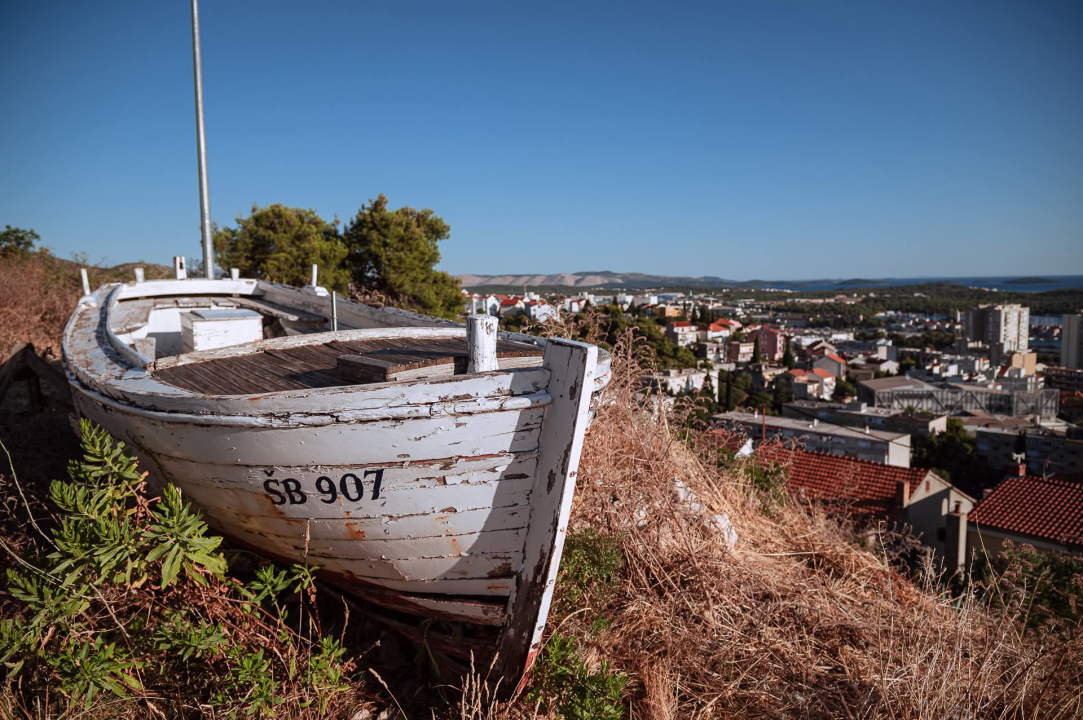 Na brdu iznad Šibenika: Mažurice s pogledom na grad, mirom i zajedništvom
