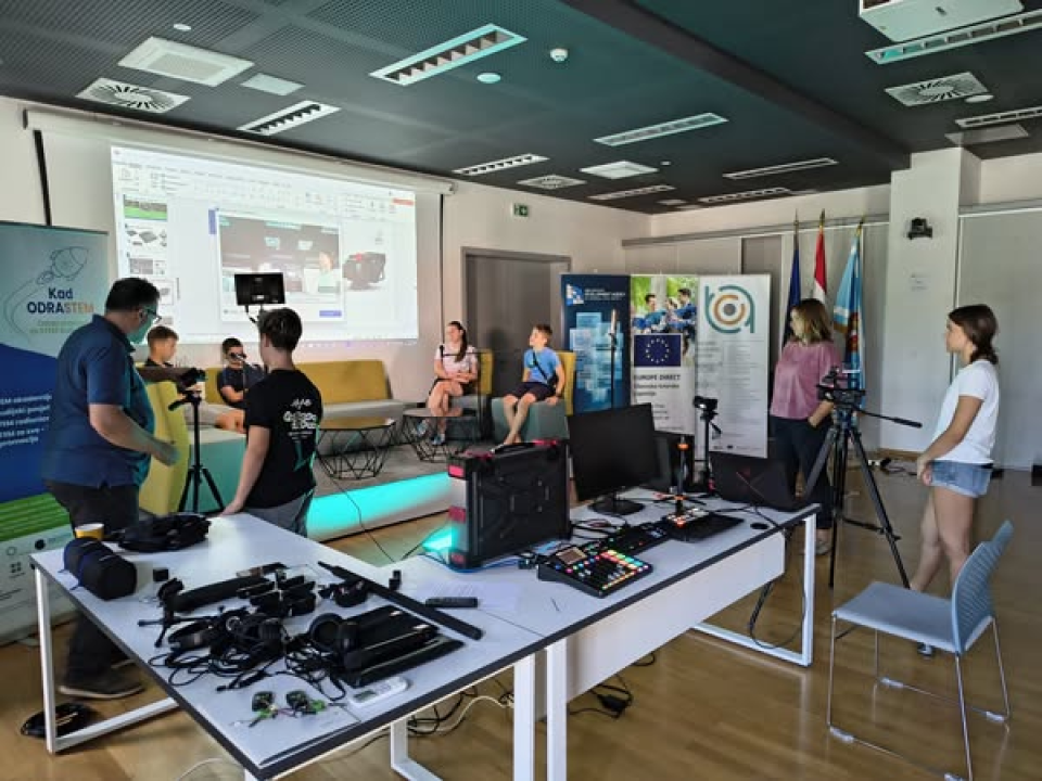 Radionica o snimanju vlastitog podcasta oduševila djecu od 12 do 15 godina