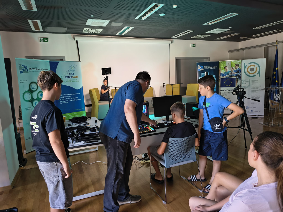 FOTO: Mladi otkrili svijet podcasta u sklopu radionice ‘Sastavi svoj studio – snimi svoj podcast’