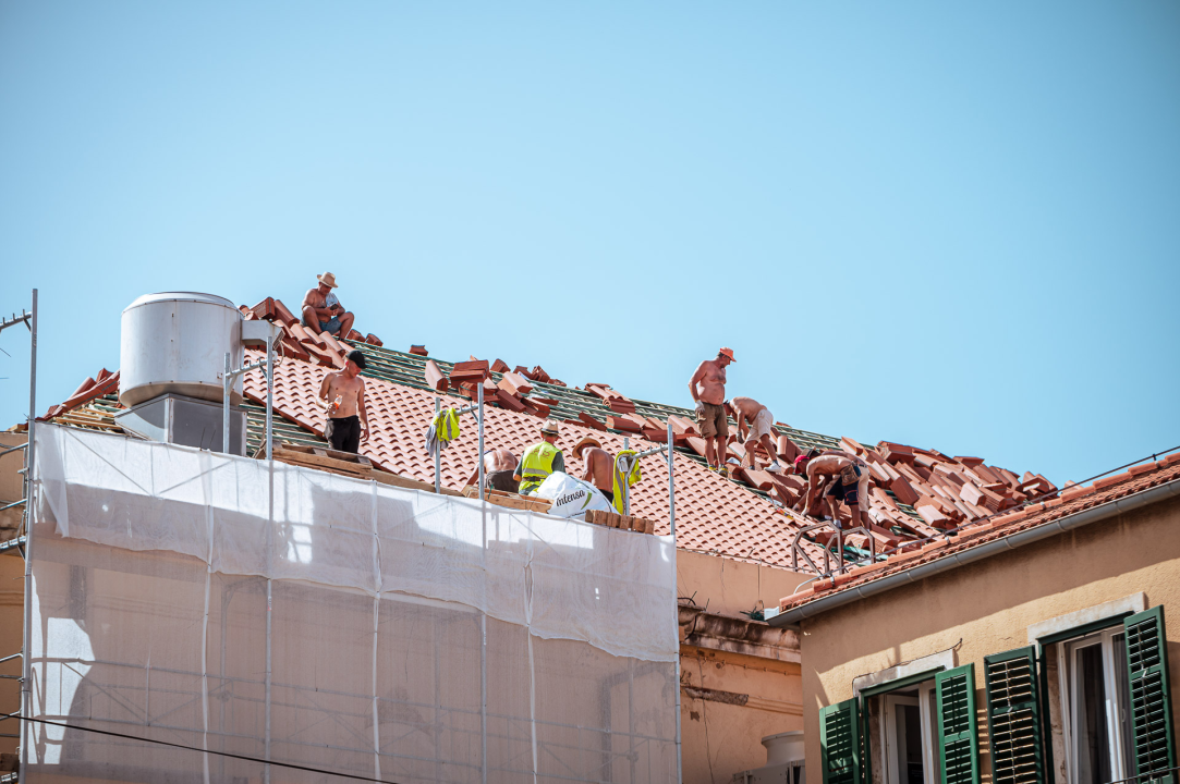Na suncu i sparini radnici postavljaju novo krovište na zgradi šibenskog kazališta