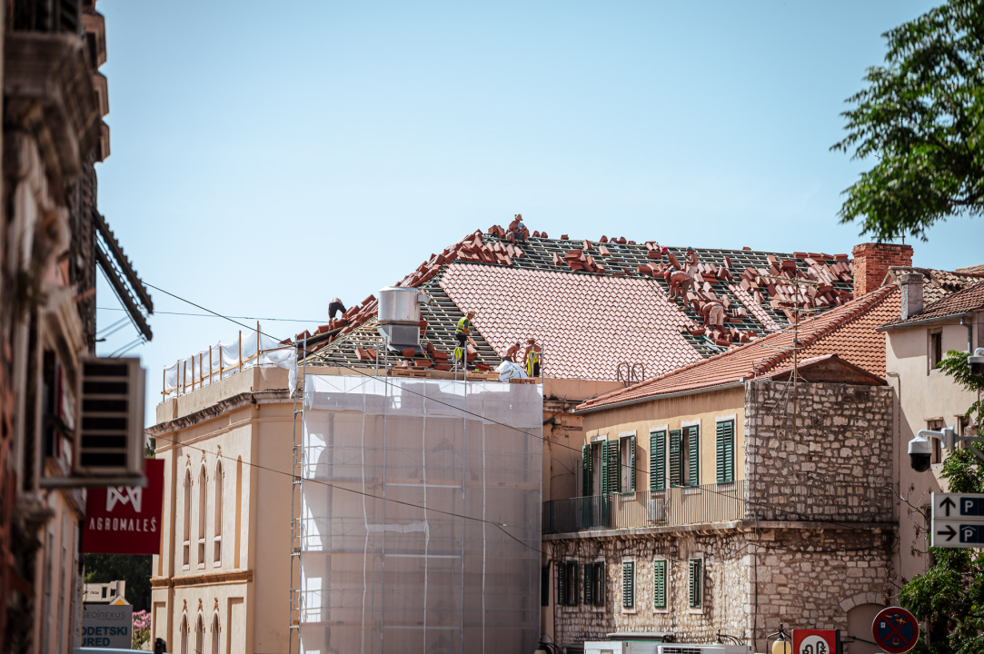 Na suncu i sparini radnici postavljaju novo krovište na zgradi šibenskog kazališta