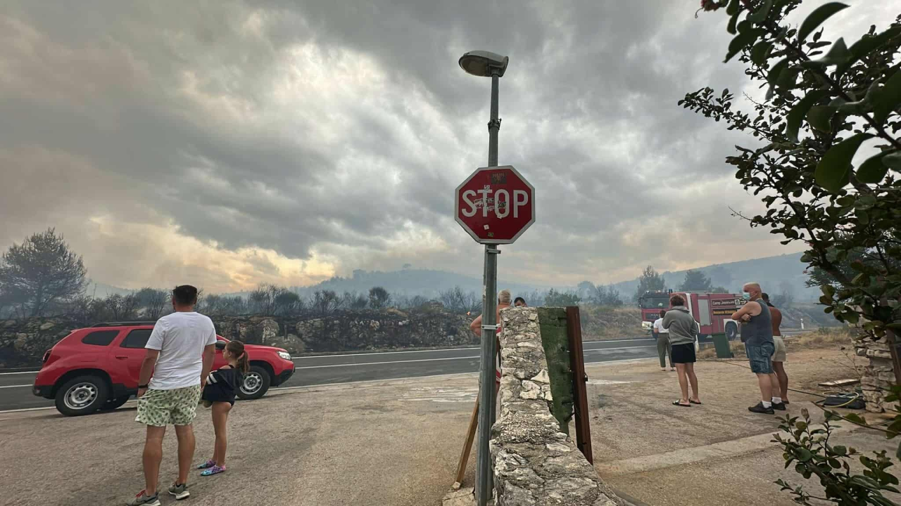 Izbio požar u Jasenovu: Više vatrogasnih postaja izašlo na teren
